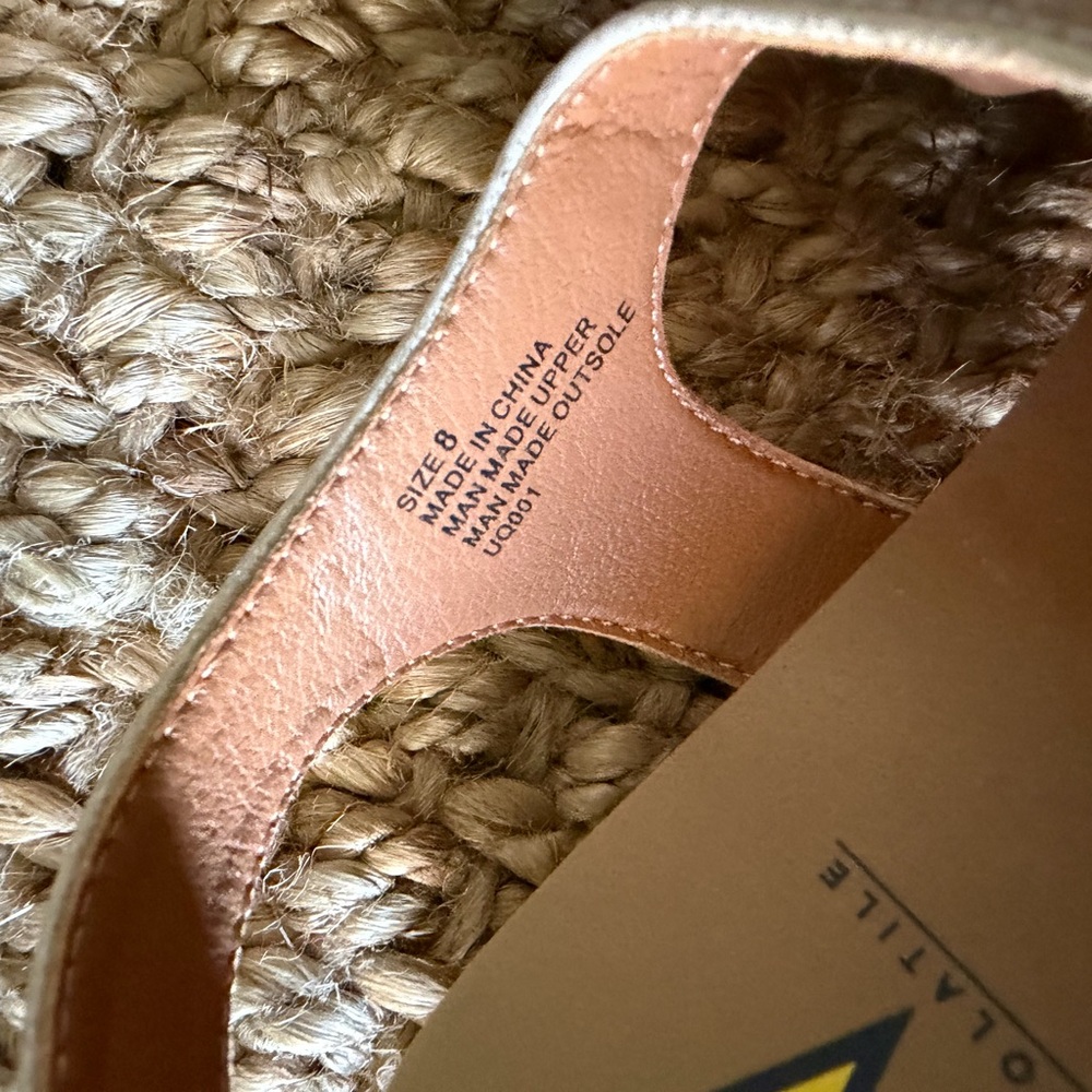 Volatile gold Trek TStrap Wedge  Womens 8 Casual‎ Sandals summer travel tropical - Picture 11 of 11